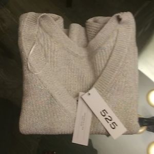 NWT! 525 short sleeve sweater, white with opalescent threads.Sz.S